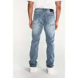 Jeans de hombre de mezclilla (denim) color azul claro desgastado (light stone), corte slim, con cierre de cremallera y botón, diseño de cinco bolsillos y parche con logo CAT en la parte trasera de la cintura.