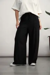 Pantalón negro de corte palazzo, con cintura alta con cordón ajustable y bolsillos laterales.