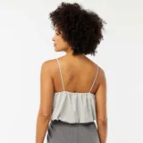 Camiseta sin mangas gris con tirantes finos y escote fruncido.