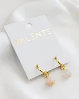 Aros colgantes con argolla dorada y dije de piedra natural color rosa claro.
