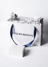 Par de aros tipo argolla de plata 925, con diseño torneado y micro zirconias incrustadas. Diámetro de 12mm y grosor de 2mm.