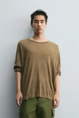 Camiseta verde militar de manga larga, corte holgado y cuello redondo.