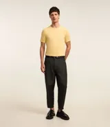 Remera slim de manga corta color salmón, de punto medio, sin estampado y cuello redondo.