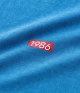 Musculosa sin mangas, corte boxy, color azul celeste con efecto desteñido. Presenta un pequeño logo bordado en el pecho.