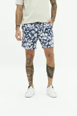 Short de baño con estampado a rayas verticales en tonos celeste y blanco, con cintura elástica ajustable con cordón, dos bolsillos laterales y uno trasero.