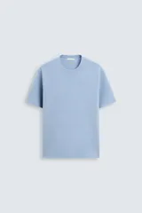 Camiseta celeste de punto con hilatura de mezcla de algodón, corte relaxed fit, cuello redondo y manga corta con terminaciones en rib.