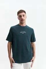 Remera marrón de manga corta con cuello redondo, textura acanalada y lettering estampado en el pecho.