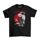 Remera negra de algodón con estampado de un personaje de anime con espada y círculo rojo de fondo.