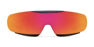 Gafas de sol deportivas con montura envolvente negra y lentes reflectantes rojas.