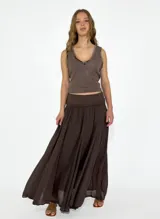 Pollera larga marrón de corte acampanado.