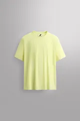 Camiseta deportiva color verde lima de tejido técnico ligero y elástico, con cuello redondo, manga corta y costuras termofijadas.
