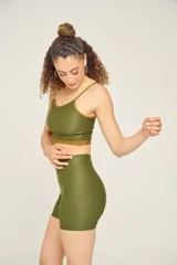 Calza corta color ladrillo, de tiro alto y corte ajustado.