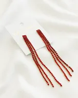 Aros colgantes dorados con tres tiras de strass rojos.