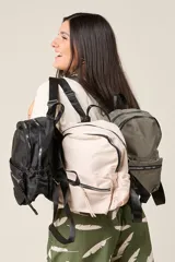 Mochila de nylon color beige con detalles en negro.