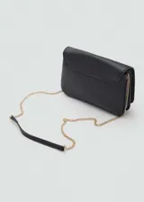 Bolso bandolera color beige con efecto piel y cadena metálica dorada. Presenta logo en relieve, doble compartimento interior, asa bandolera y cierre de solapa con botón magnético.
