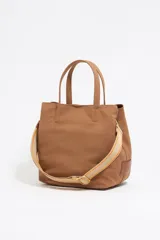 Bolso de mano Bimba y Lola modelo Chihuahua L, color marrón, con doble asa de mano y asa bandolera de tejido. Cierre con botón de presión, logo metálico y acabados plateados.