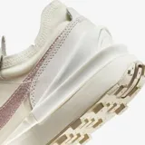 Championes Nike Waffle One para mujer, color blanco con detalles en rosa brillante en el logo y el talón.