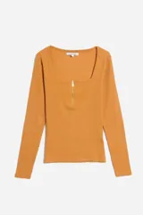 Remera de manga larga color mostaza, confeccionada en tejido acanalado, con escote cuadrado y cierre frontal metálico dorado.