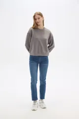 Pantalón de jean azul de tiro alto, corte skinny y cinco bolsillos.