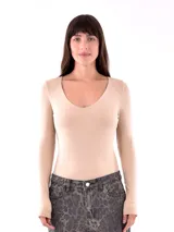 Body color beige de manga larga con escote redondo.
