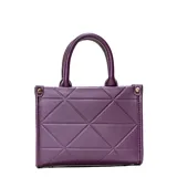 Cartera pequeña color lila con diseño geométrico en relieve. Tiene doble asa corta y correa larga regulable y extraíble. El acceso es con cierre y tiene un bolsillo interno con cierre y otro abierto. El interior es de tela de algodón y poliéster. El logo de XL Extra Large está grabado en el frente.