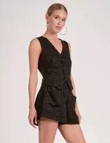 Chaleco color beige de estilo formal, con escote en V y cierre frontal de botones. Presenta bolsillos falsos a la altura de la cintura.