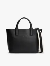 Cartera tote negra con textura granulada, doble asa corta y correa larga de tela con logo de la marca en blanco y negro.