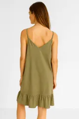 Vestido corto gris con breteles finos, escote en V y volados en el ruedo.