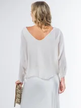 Blusa color gris claro de seda italiana, talle único oversized, con forro elastizado, mangas 3/4 y escote en V.