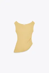 Top amarillo de tejido de punto acanalado, con cuello barco, sin mangas y detalle drapeado lateral con bajo asimétrico.