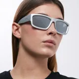 Gafas de sol plateadas con montura rectangular y diseño envolvente. Lentes polarizadas alemanas con protección UV400, recubrimiento anti-scratch y superhidrofóbico.