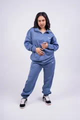 Pantalón de jogging color beige con cintura elástica y logo estampado en blanco en el muslo.