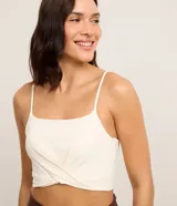 Top deportivo blanco de microfibra con escote recto, breteles finos ajustables y bajo torcido.