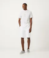 Bermuda masculina de corte slim, confeccionada en sarga lisa color blanco. Cuenta con bolsillos laterales, cierre con botón y cremallera, y trabillas para cinturón.