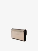 Cartera Diesel tipo sobre, color dorado metalizado, con logo ovalado en relieve. Incluye correa desmontable para usar como bandolera.