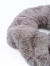 Colero de pelo color gris claro, de piel sintética.