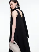 Vestido largo color beige, de lyocell y poliamida, con escote en V y breteles finos.