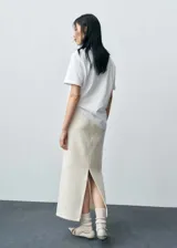 Remera blanca de algodón regenerativo, de corte recto, cuello redondo y mangas cortas.