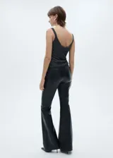 Top lila de tejido de punto fino con lúrex, cuello pico y tirantes finos.