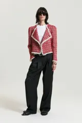 Saco corto rojo con textura tweed y cuello con solapa con flecos blancos.