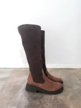Bota larga de gamuza color marrón chocolate, con caña alta y suela track.