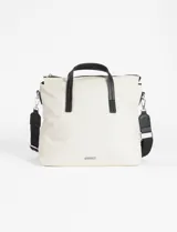 Bandolera en color blanco, confeccionada en poliéster impermeable, con doble correa para diferentes estilos de uso.