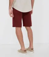 Bermuda masculina de sarga color rosado, con corte recto y bolsillos laterales.