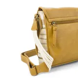 Bandolera color ocre con tapa, diseño bordado y broche magnético. Apertura superior con cierre. Paneles laterales combinados en tonos pasteles. Bolsillos internos. Correa larga regulable.