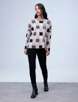 Buzo de tejido color block en tonos rosa, gris y negro, con corte holgado y manga larga.