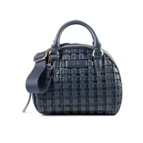 Cartera tipo baúl color azul, con diseño tejido en símil cuero. Tiene doble asa corta, correa larga regulable y herrajes plateados. El acceso es con cierre y cuenta con un bolsillo interno con cierre y dos abiertos.