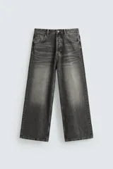 Pantalón de jean gris oscuro con efecto lavado, corte súper holgado, tiro alto y cinco bolsillos.