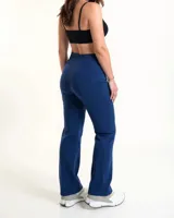 Calza larga azul de algodón y lycra, corte recto y tiro alto.