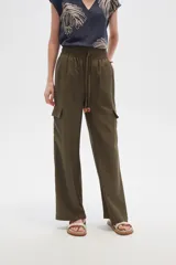 Pantalón cargo verde oliva de viscosa, con cintura alta elastizada y cordón ajustable.
