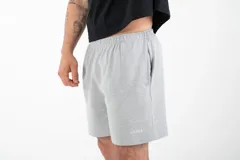 Bermuda negra de algodón con elastano, corte recto, bolsillos laterales, cintura elástica con cordón interno y logo bordado en la pierna.